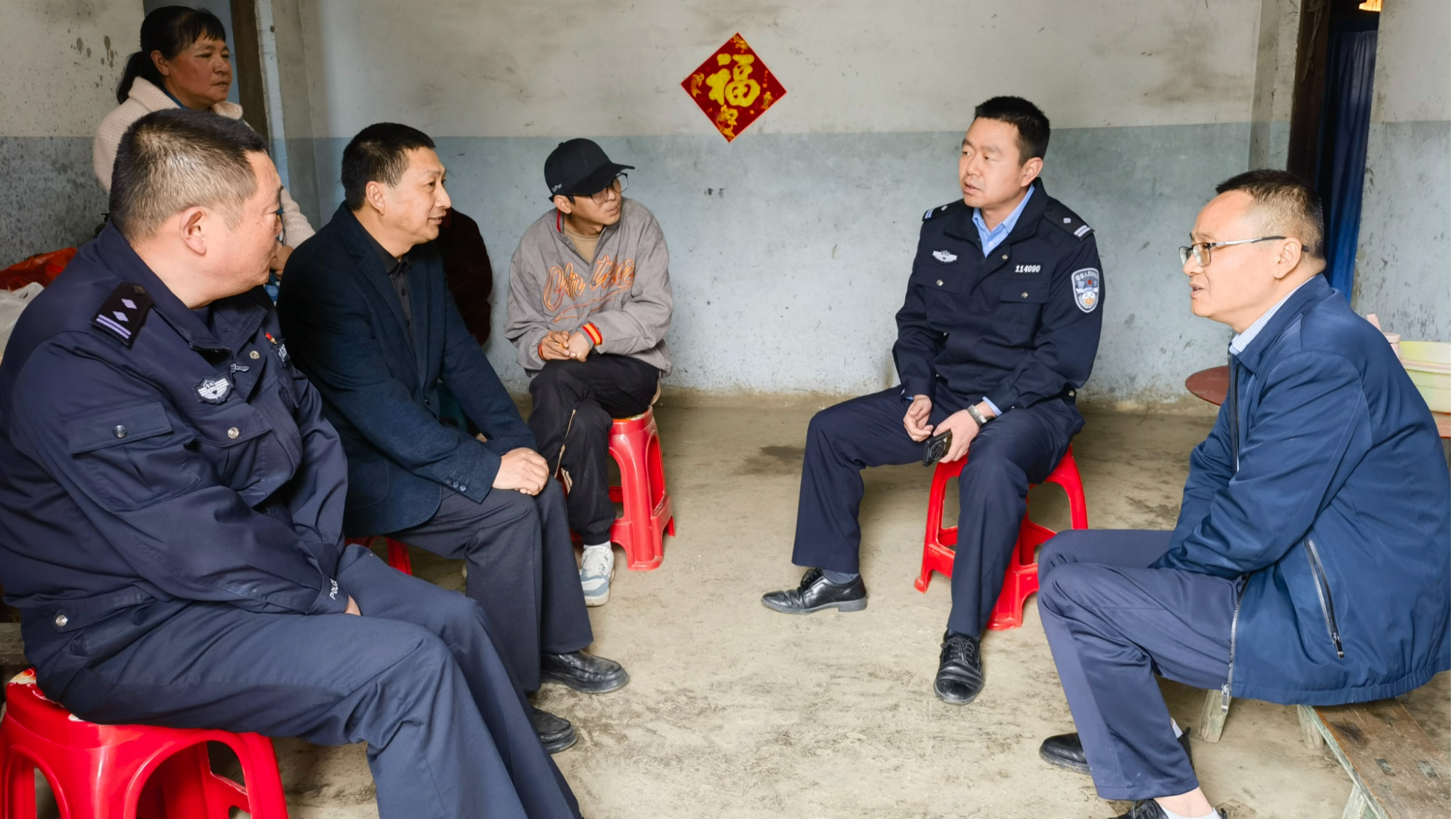 30日,武陵山派出所所长余俊作为全国"人民满意的公务员"到人民大会堂