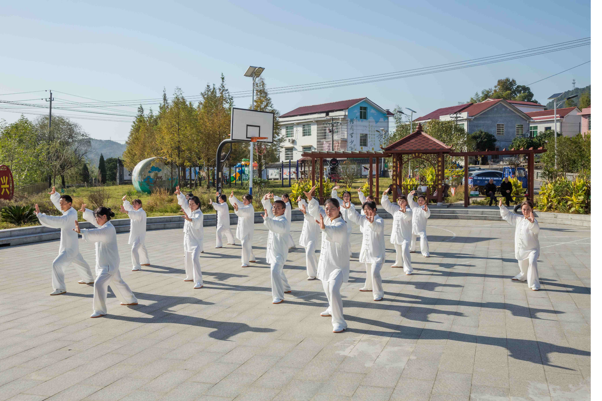据悉,在乡村振兴后盾单位长沙市妇联的支持下,高升村老年大学因地制宜