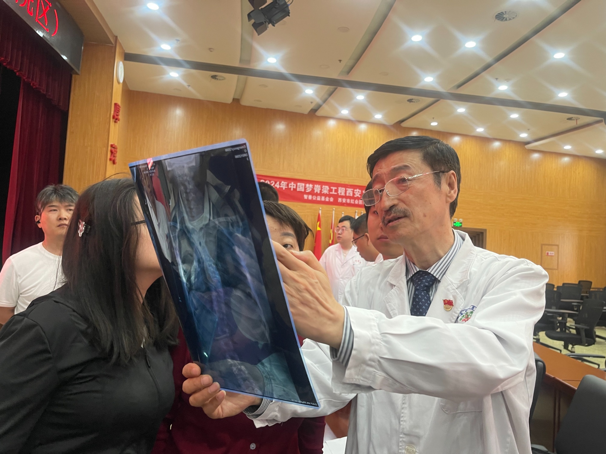 西安市红会医院举行第九届中国梦·脊梁工程脊柱畸形大型义诊活动