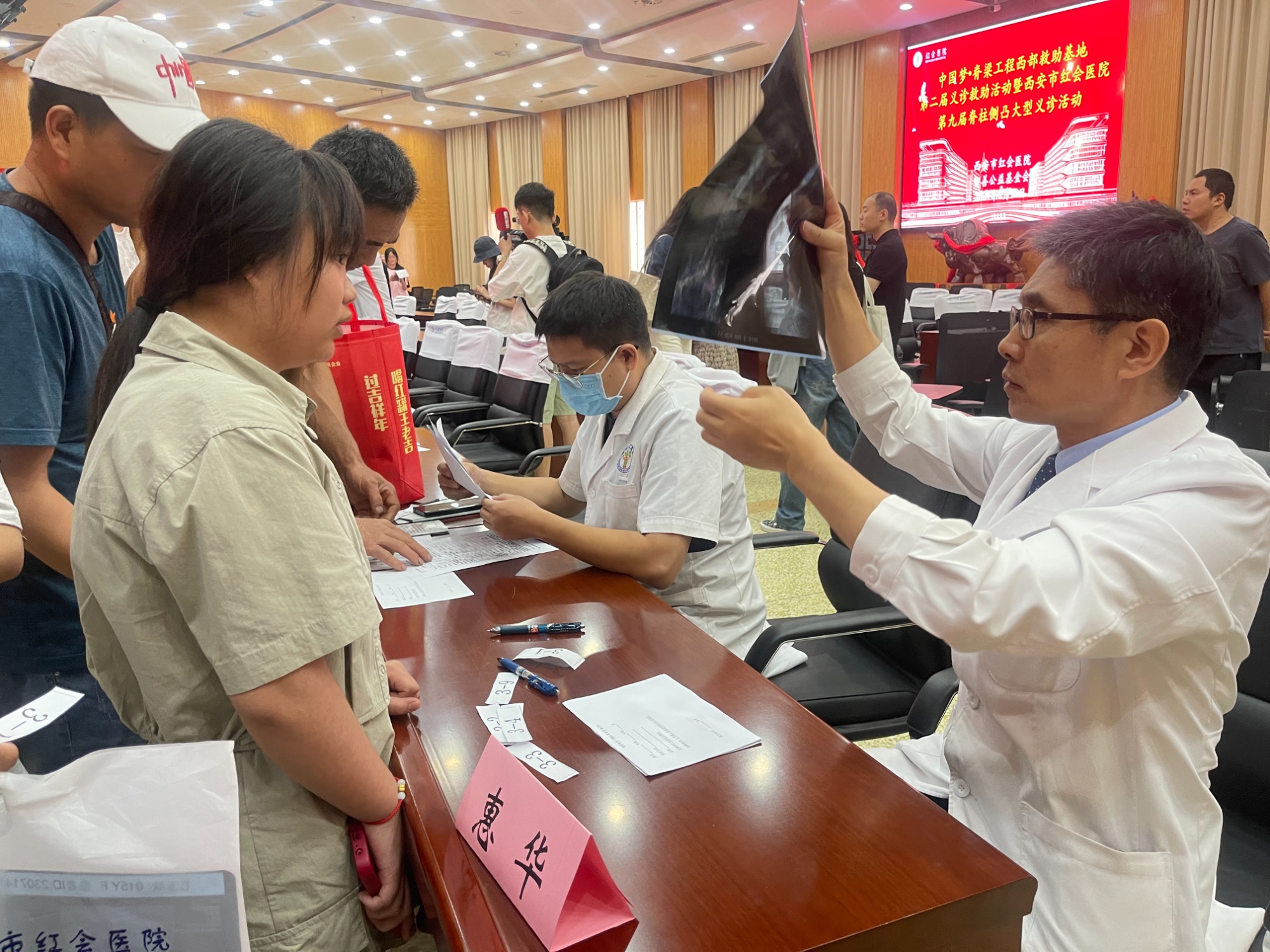 西安市红会医院举行第九届中国梦·脊梁工程脊柱畸形大型义诊活动