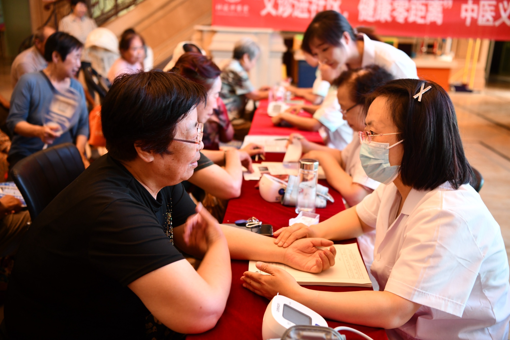 医务志愿者为居民监测血糖(李明发  摄)