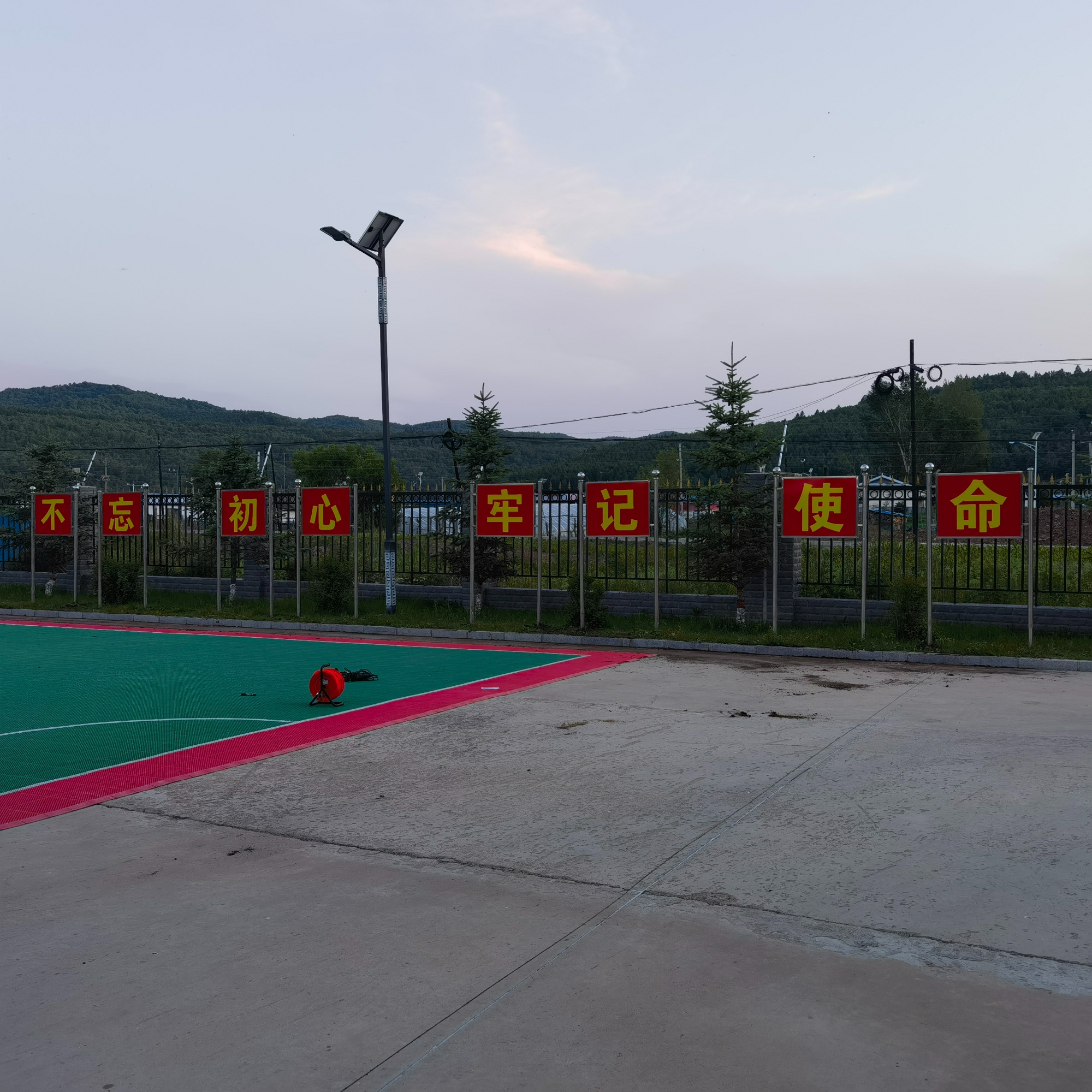 通过民警们的努力,带有"不忘初心,牢记使命"这八个大字的标语牌牢牢地