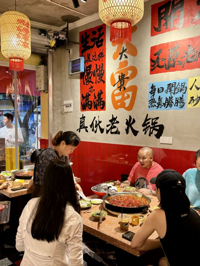 市井又接地气 社区火锅成为年轻人的“心头好”