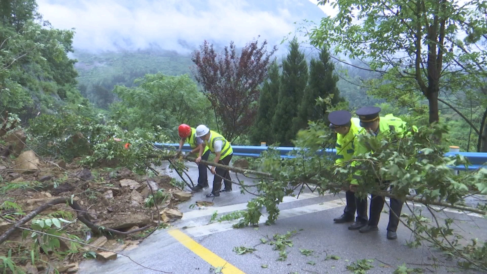 贵州平塘:齐心协力疏道路 万众一心保畅通