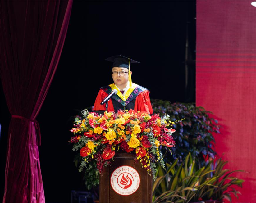高招>高考资讯> 教师代表,机电工程学院院长王新刚教授发言(学校供图