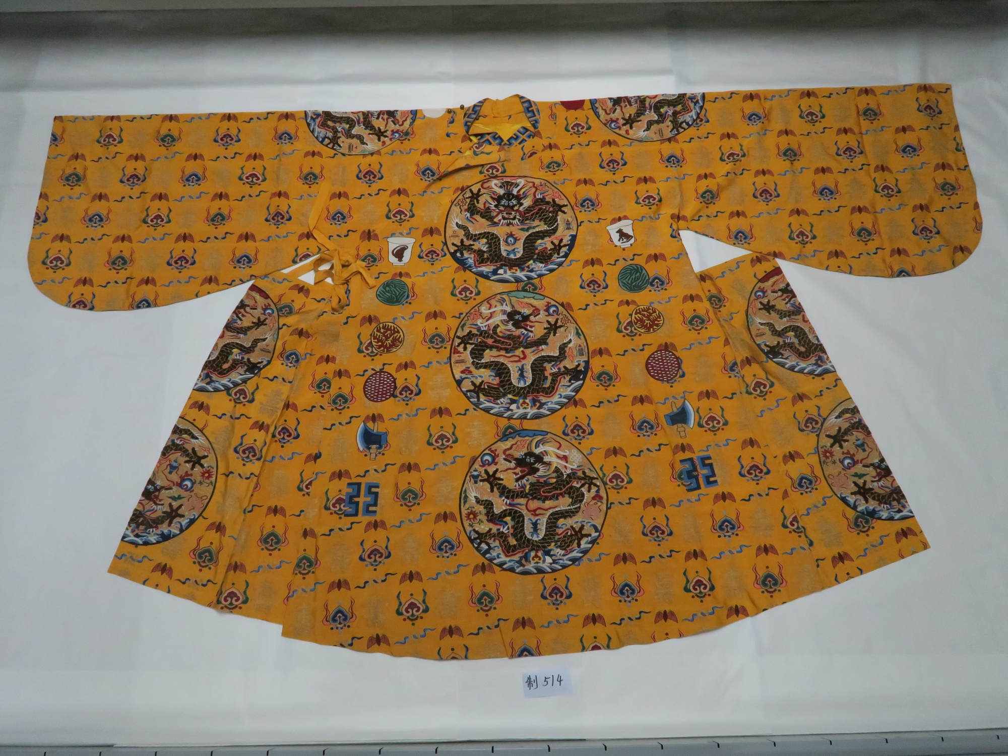 黄缂丝十二章福寿如意衮服_央广网