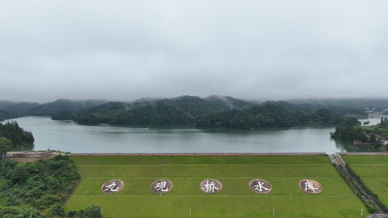 湖南衡山:九观桥水库开闸泄洪