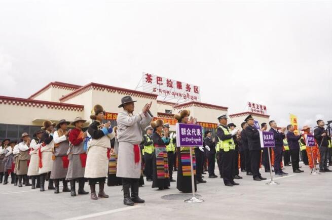 西藏：拉日高等级公路全线通车
