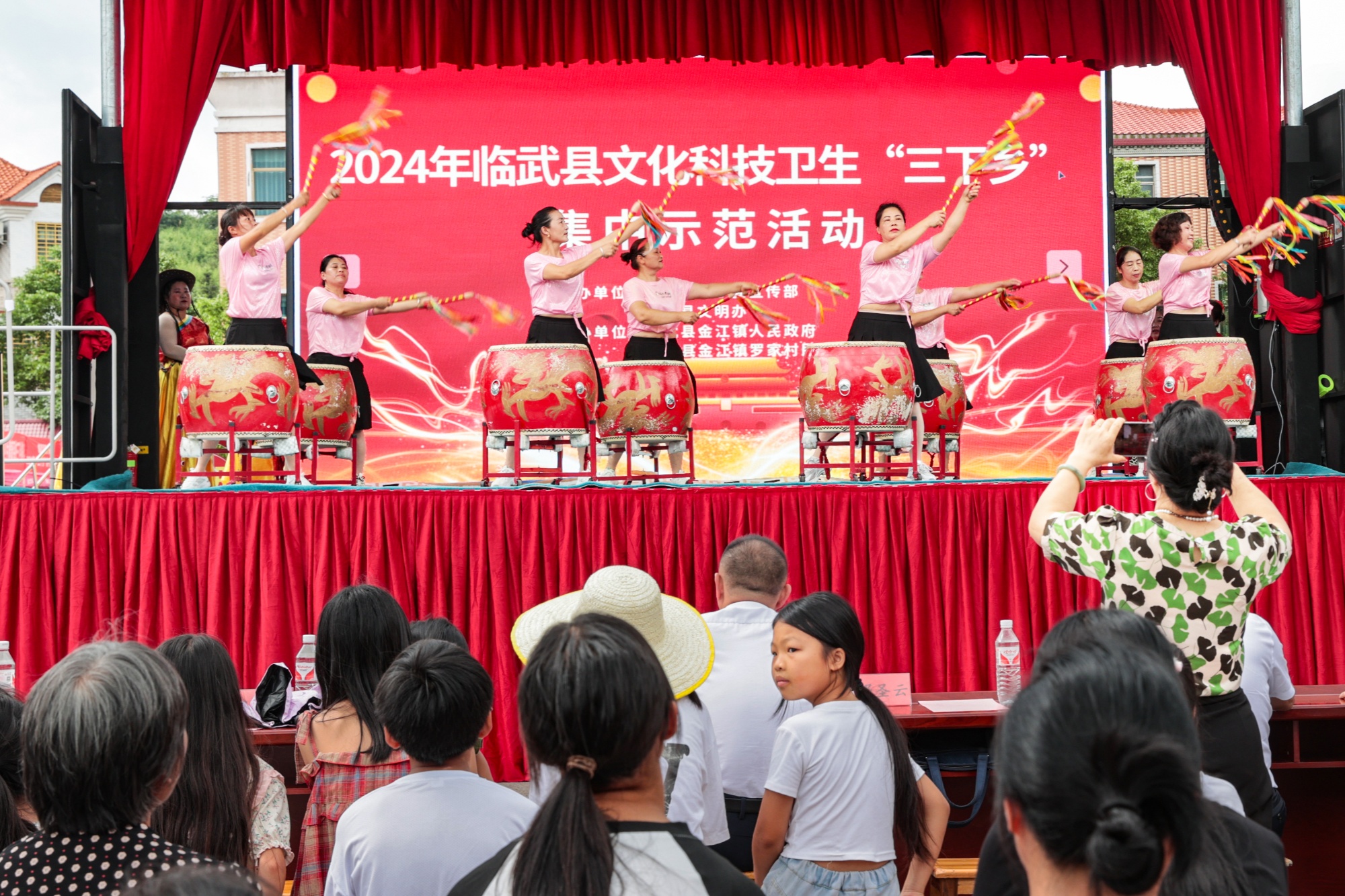 首页>湖南频道>分类新闻>基层>临武县金江镇罗家村村民表演《欢乐鼓》