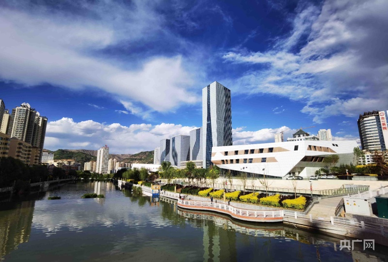 张海东  摄)晚霞中的西宁(央广网记者  张海东  摄)西宁夜景(央广网