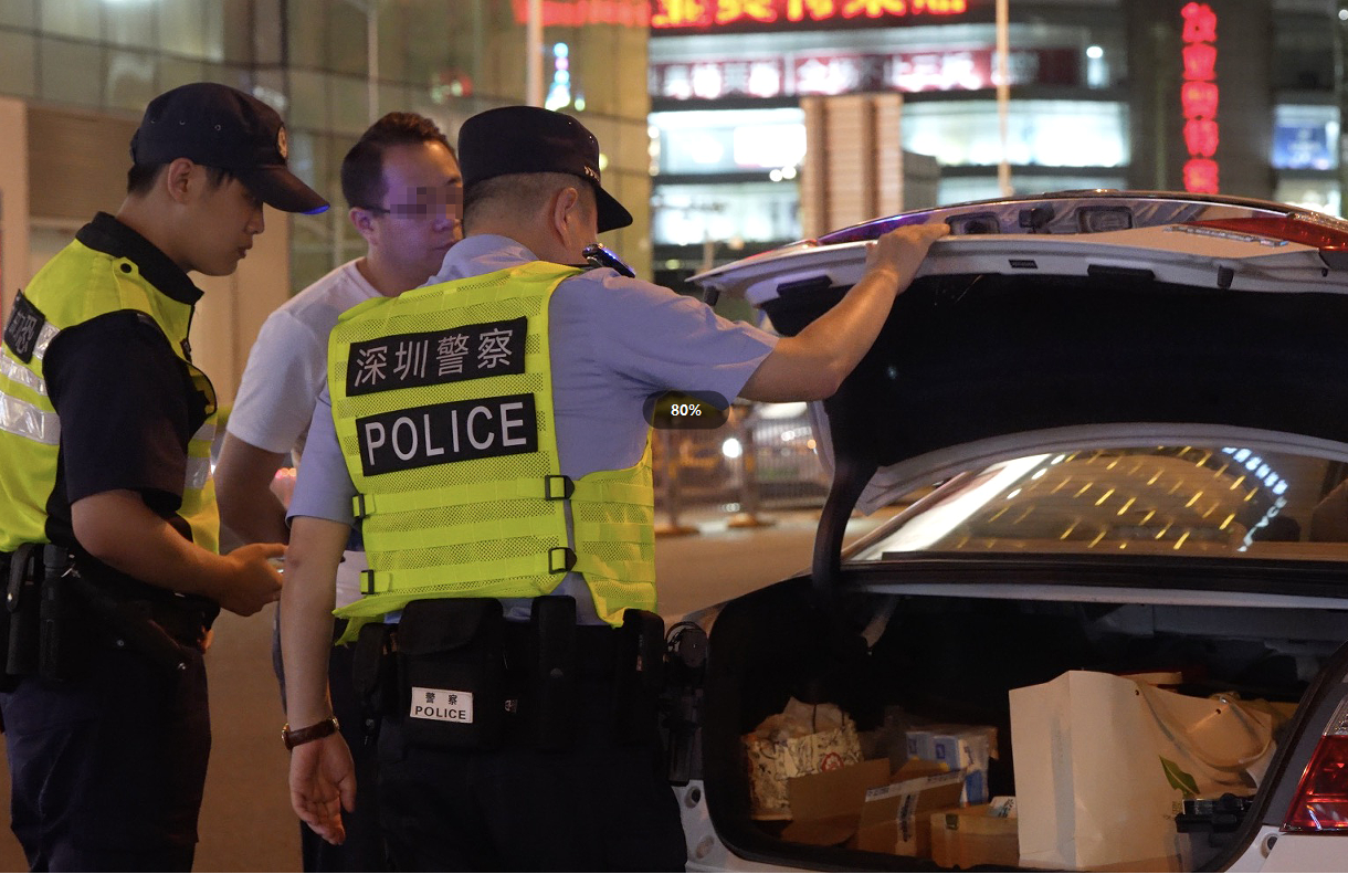 深圳夏夜警色浓 点亮街巷平安灯