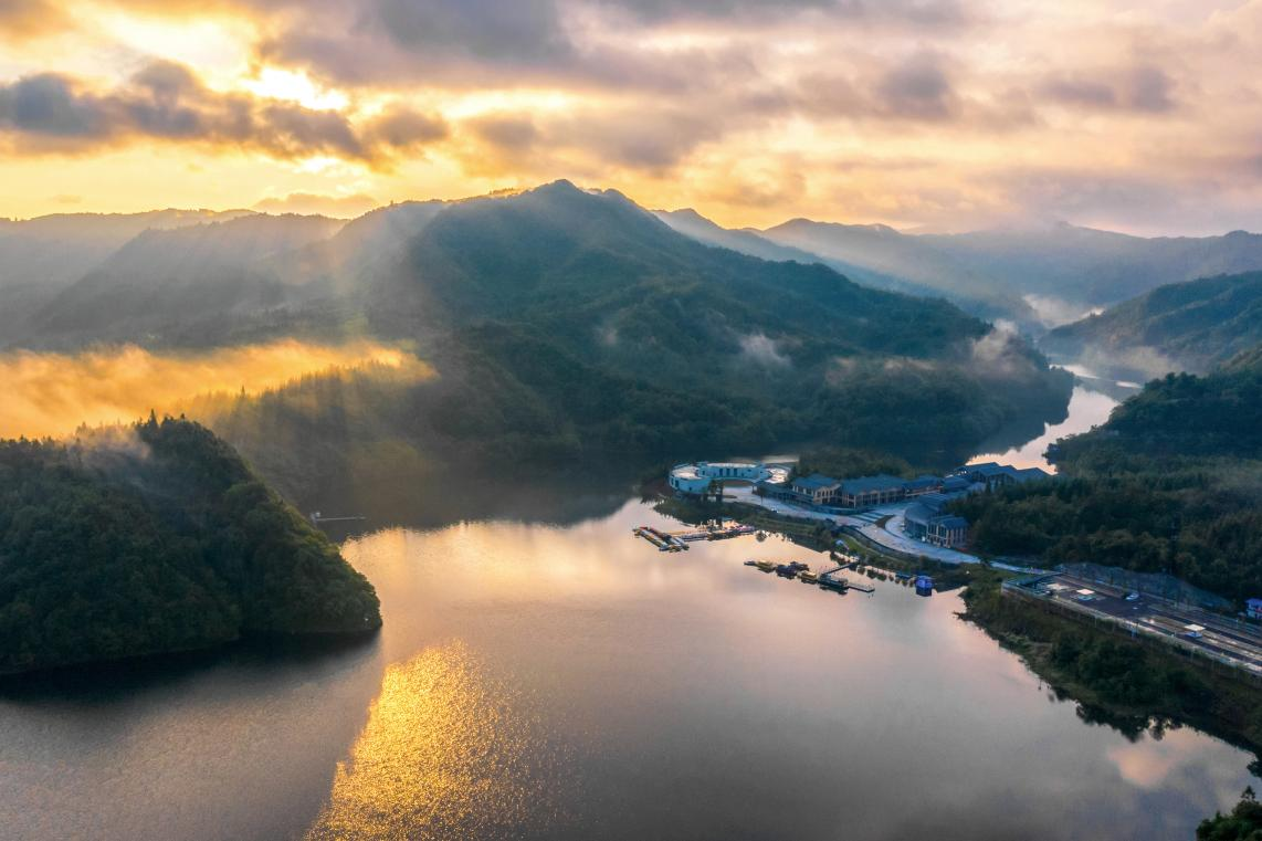 黄水国家级旅游度假区,位于石柱县黄水镇,距重庆主城230公里,县城50