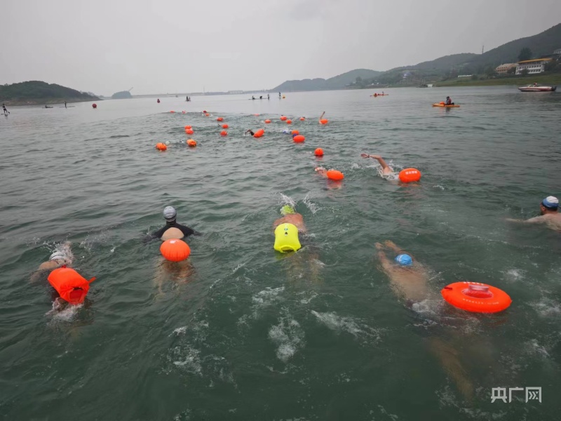 30余位横渡运动爱好者横渡北京平谷区金海湖