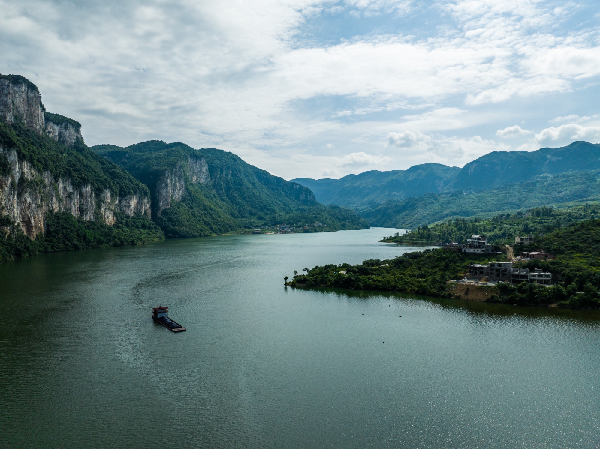 贵州金沙:悬崖绝壁间 乡村新画卷