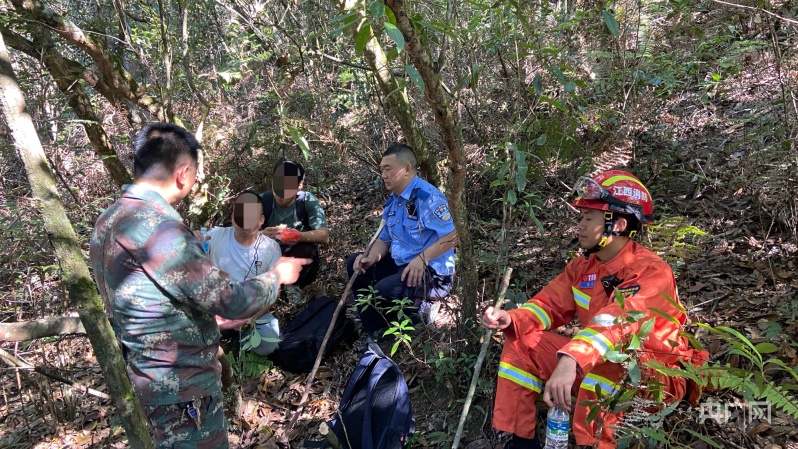 游客被困深山 警民合力救援