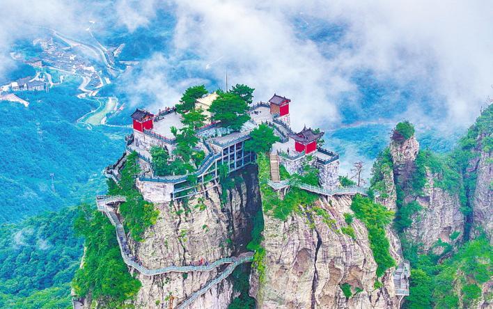 大明峰位于丹江口市官山镇,是武当山  72  峰之一.