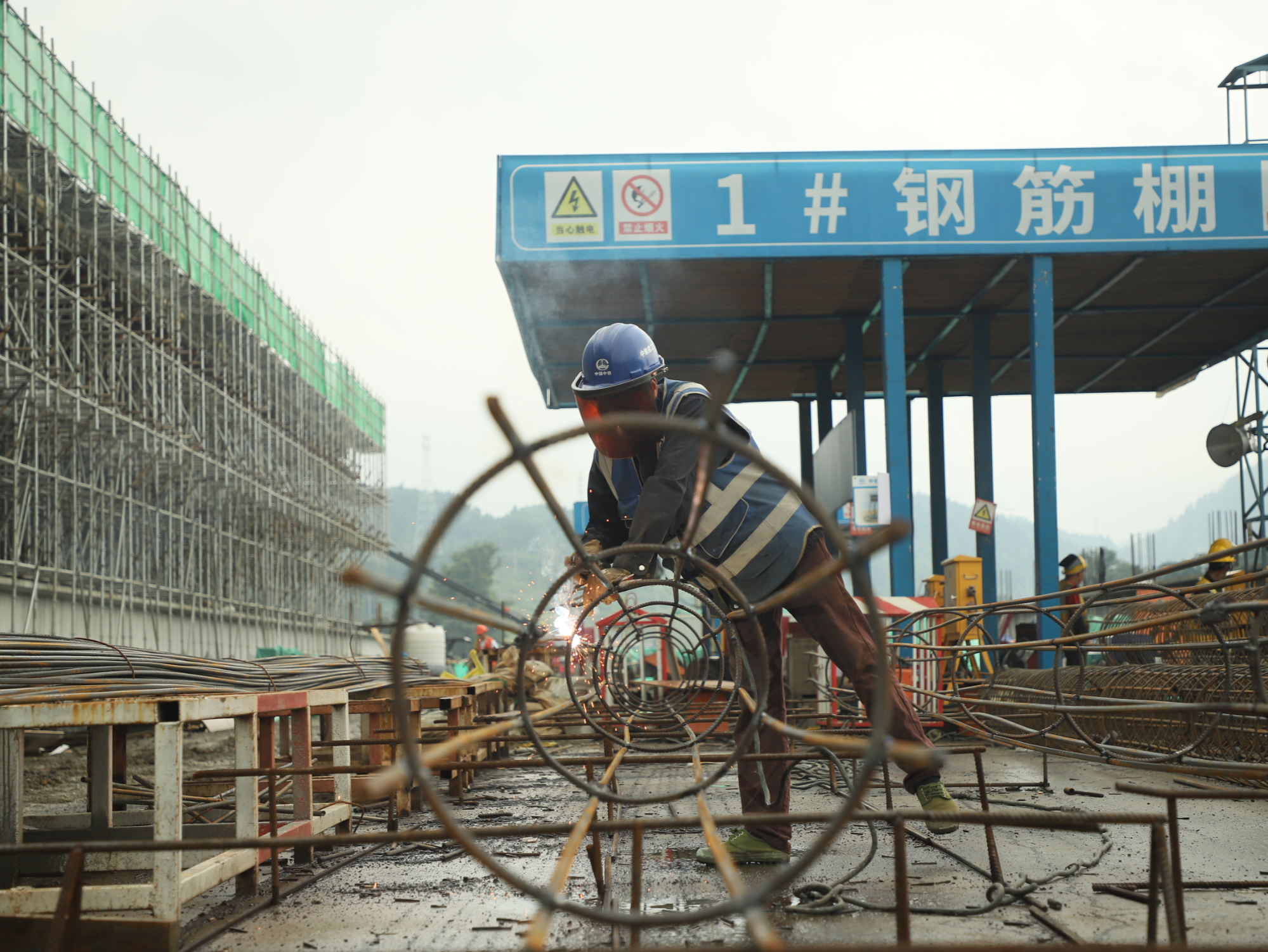 渝湘高铁重庆至黔江段铁路站房加速推进