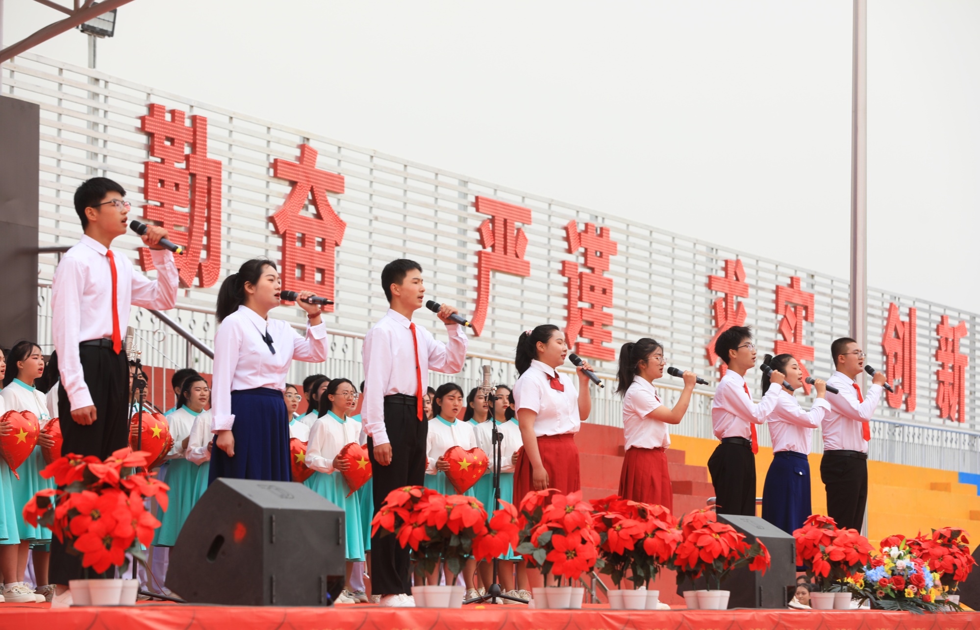 将是搏击长空的雄鹰……"随着合唱《民乐一中校歌》悠扬的歌声响起