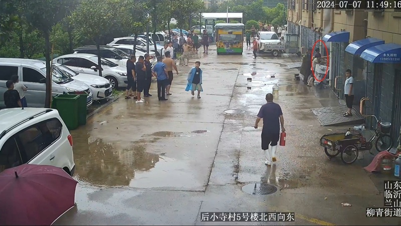 突遇小区火灾 探亲消防员就地“上岗”