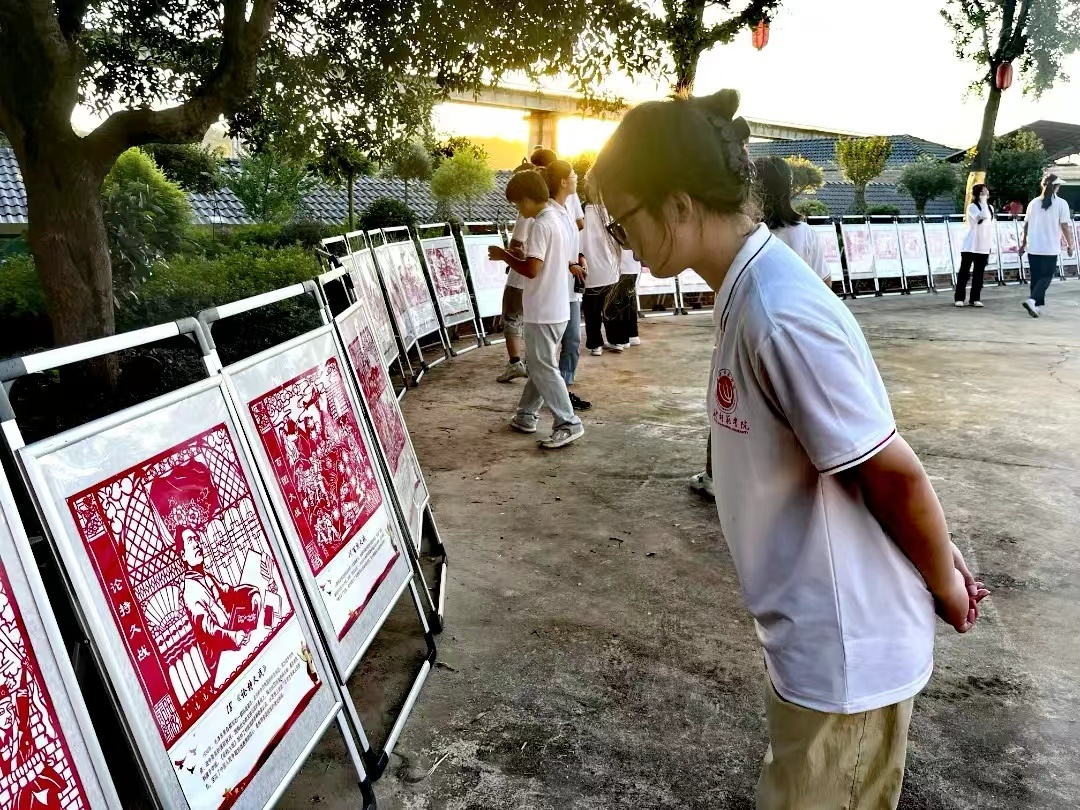 马丽娅及其团队20余人应约带来100幅党建文化剪纸作品