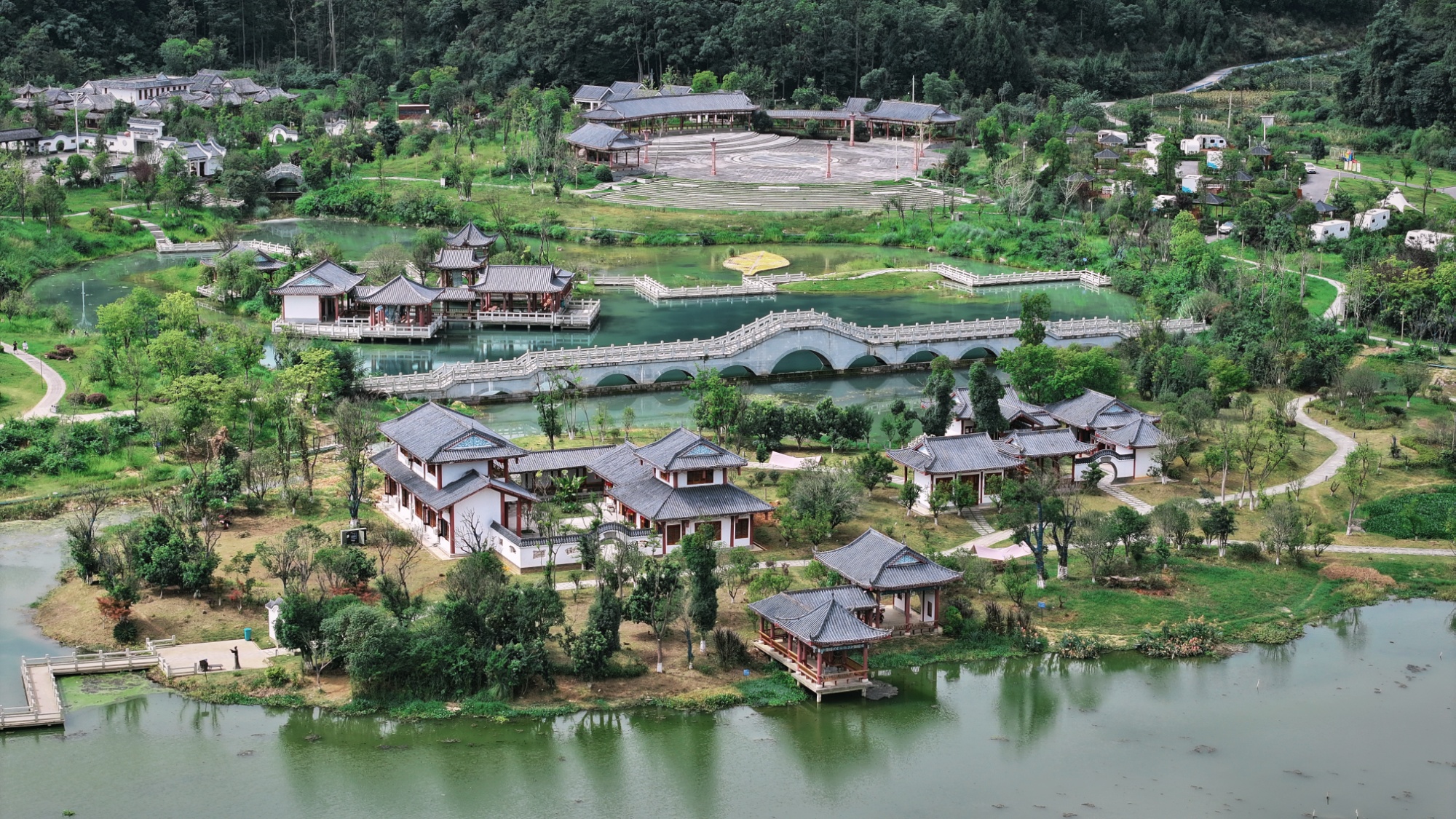 照进了贵州长顺神泉谷景区即将上线的新中式民宿在这个夏天古人诗句里