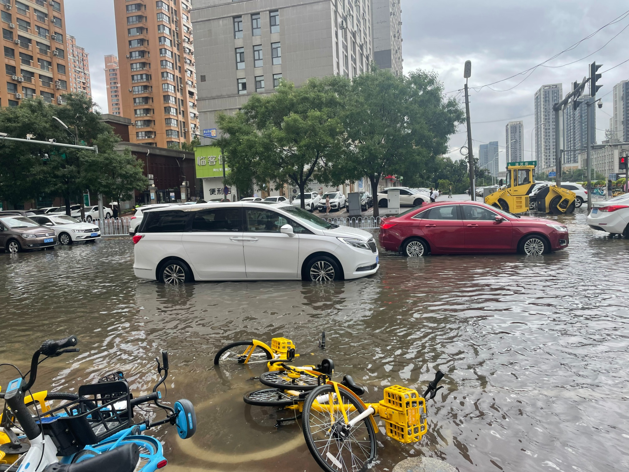 沈阳地区出现73年来最强降水 有市民划船上街