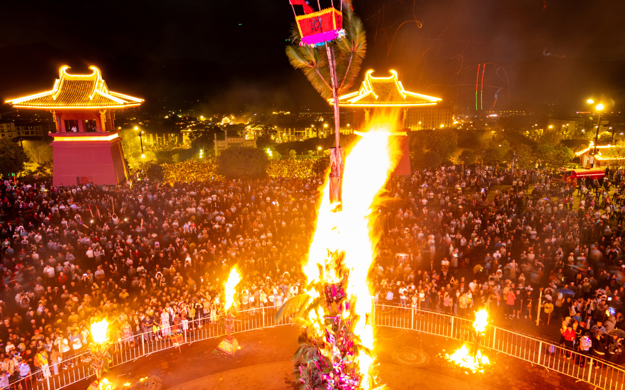 云南巍山竖起3吨重火把 各族群众共庆火把节