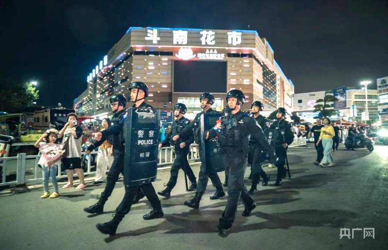 昆明呈贡：旅游季来临 警方护航春城花都