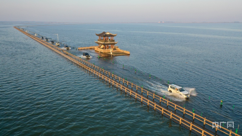 江西鄱阳湖呈现"中国最美水上公路"