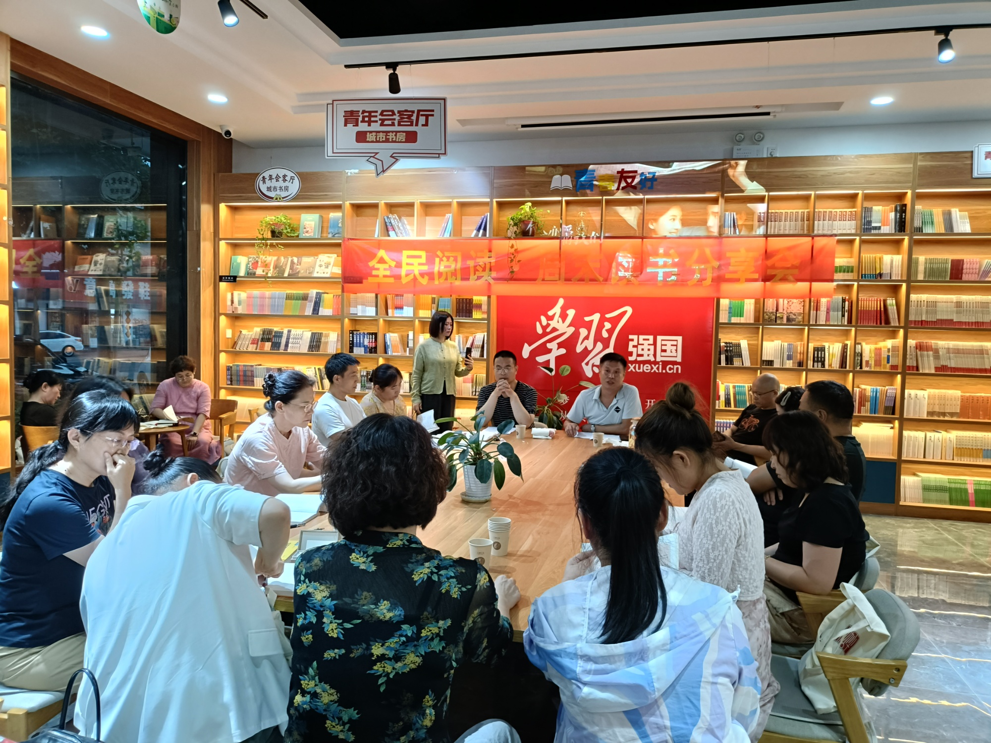 孩子们朗读精彩片段(顺平县委宣传部供图)活动中,工作人员帮小朋友们