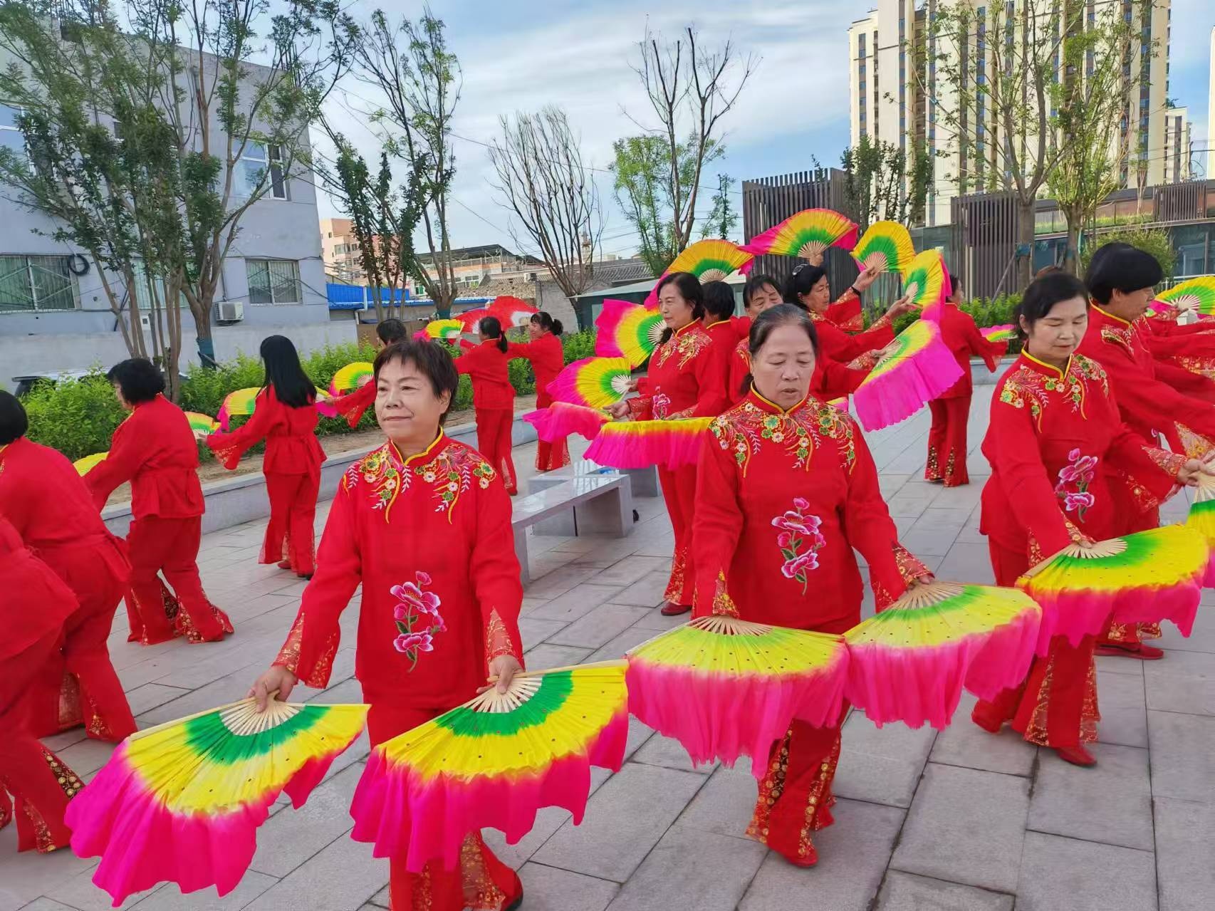 唱起来跳起来广场舞图片