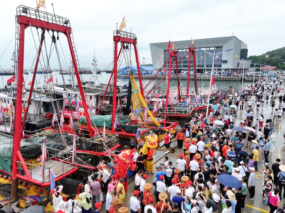 阳江海陵岛热闹迎开渔