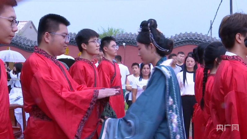 草原上高中生如何办“成人礼”_央广网
