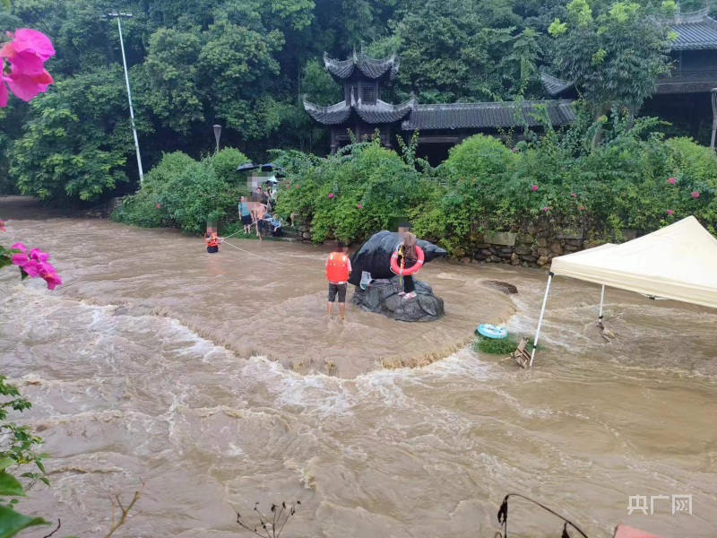 暴雨致5名游客被困广州某“网红”景点