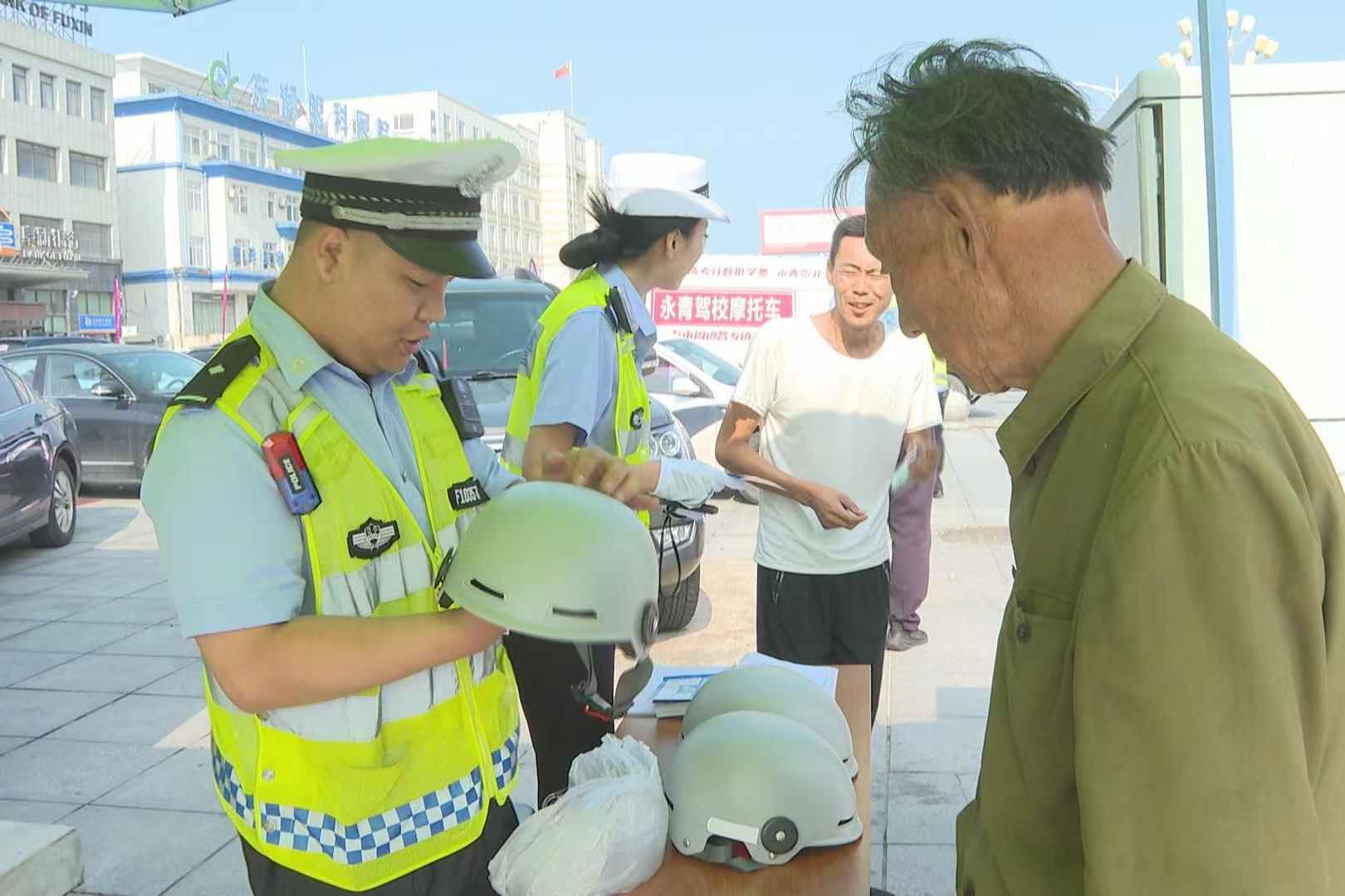 “共享头盔”免费领 把好出门第一关