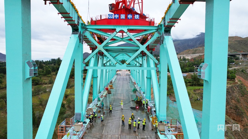 世界上跨度最大铁路连续钢桁拱桥建设主打智能与绿色_央广网
