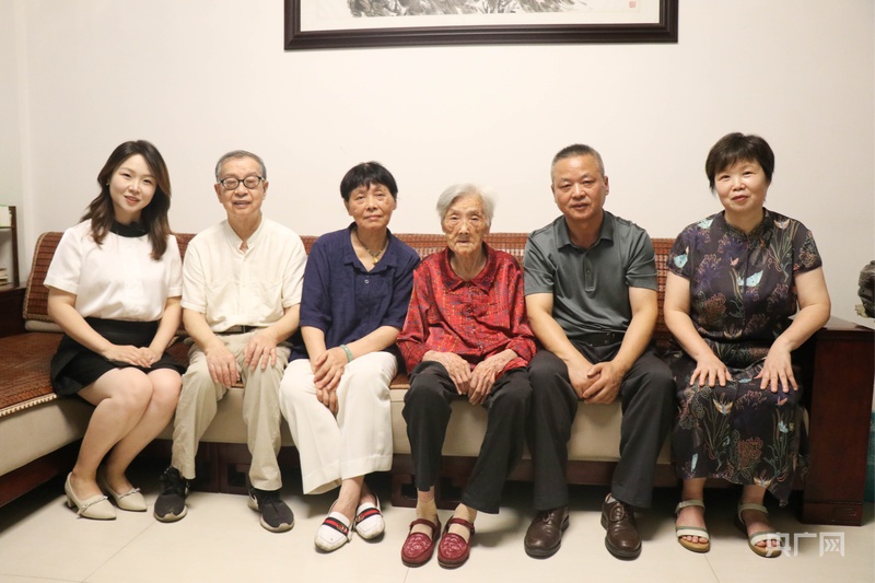 捧着一颗心来  不带半根草去