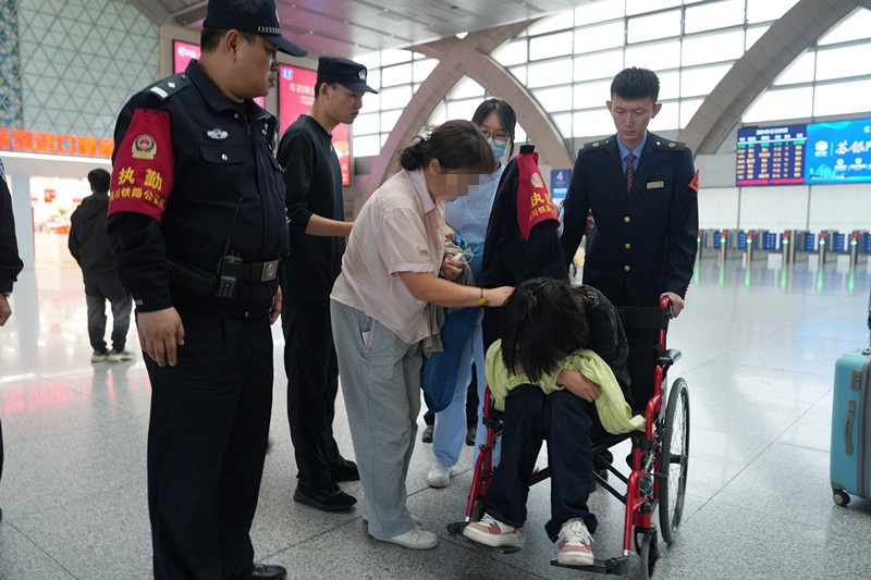 银川火车站争分夺秒  救助急病旅客