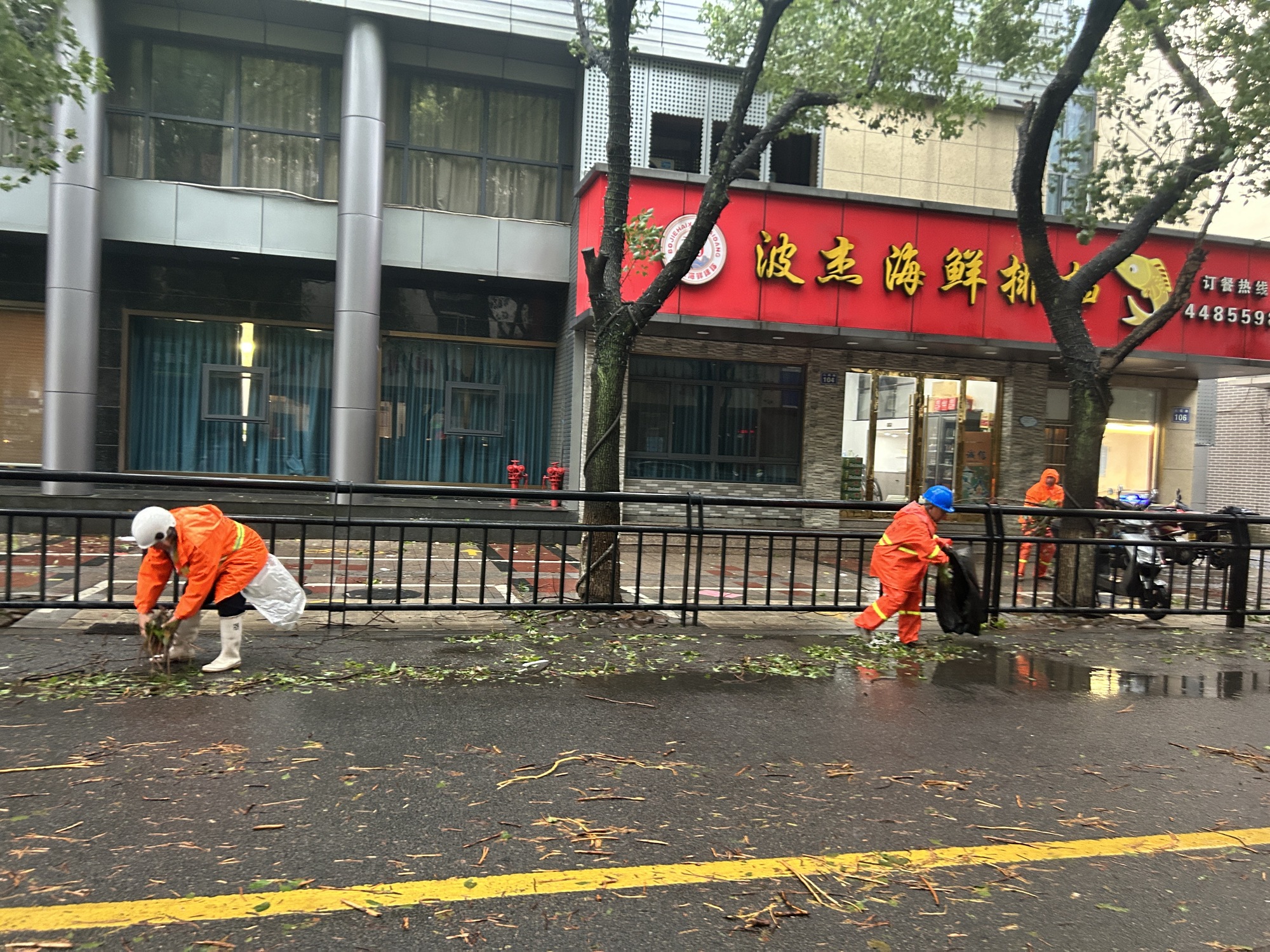 台风穿过舟山 党员干部在行动