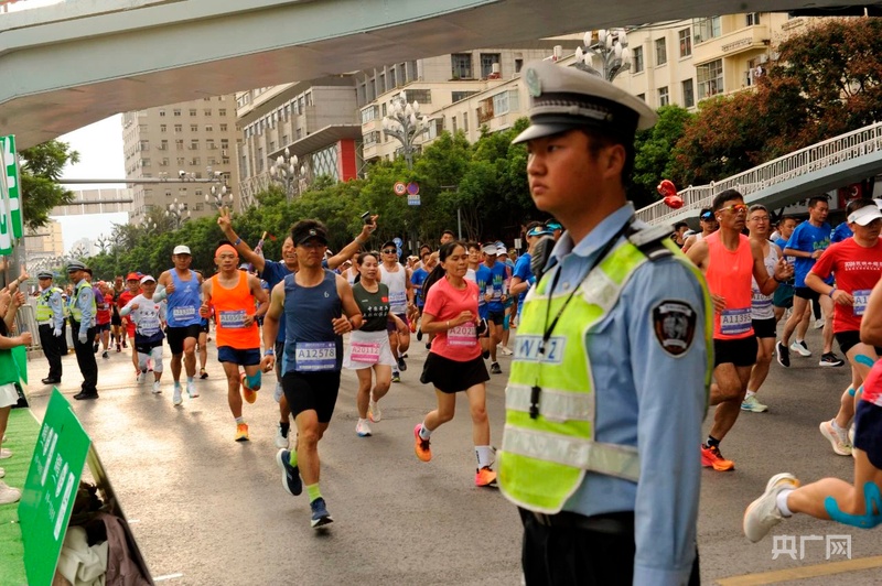 在半程马拉松上“抢跑”的昆明公安