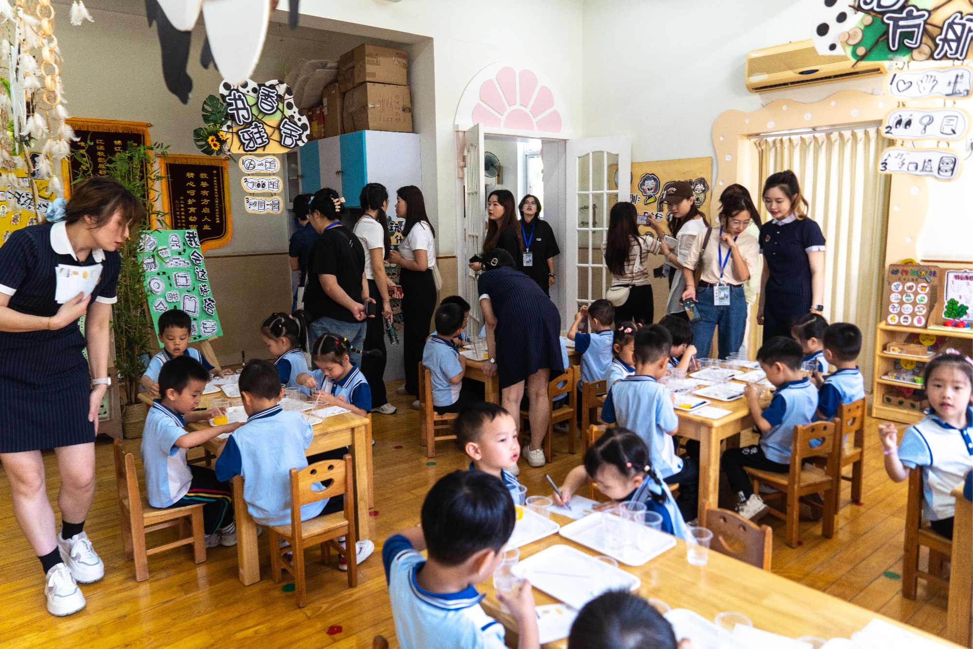 幼师和学生拍的视频
