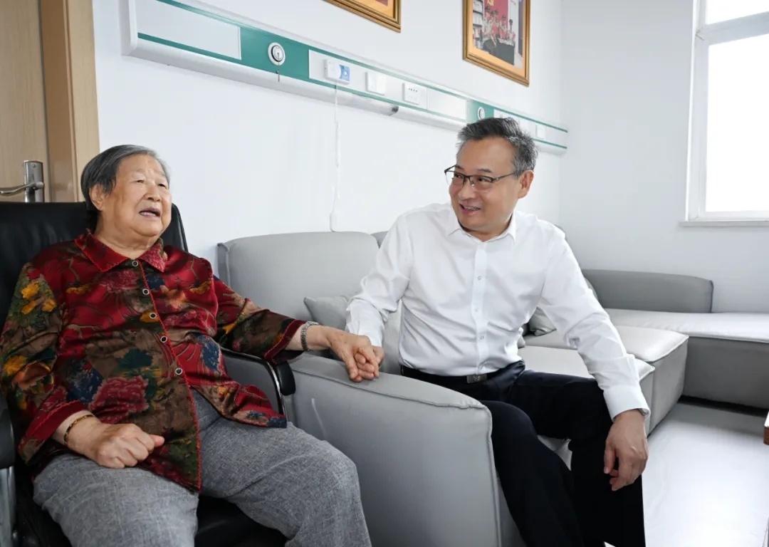 安徽省委书记梁言顺登门慰问马毛姐,李宏塔