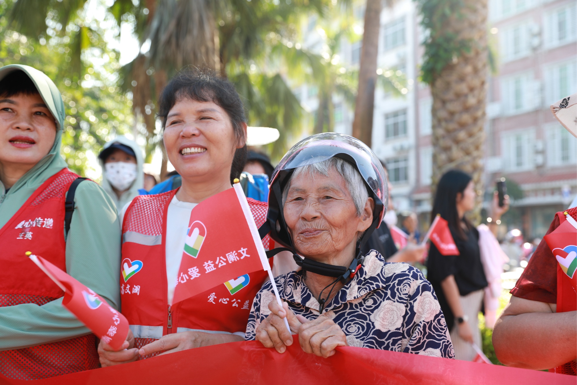 临高居民自发欢送电力抢修队伍