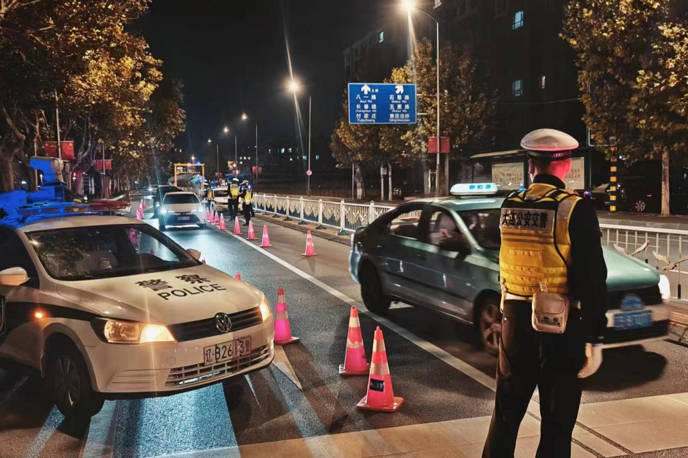 大连：交警同行  确保路畅人安