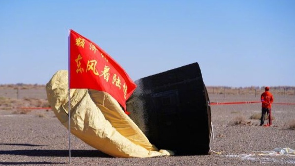 我国首颗可复用返回式试验卫星回收成功