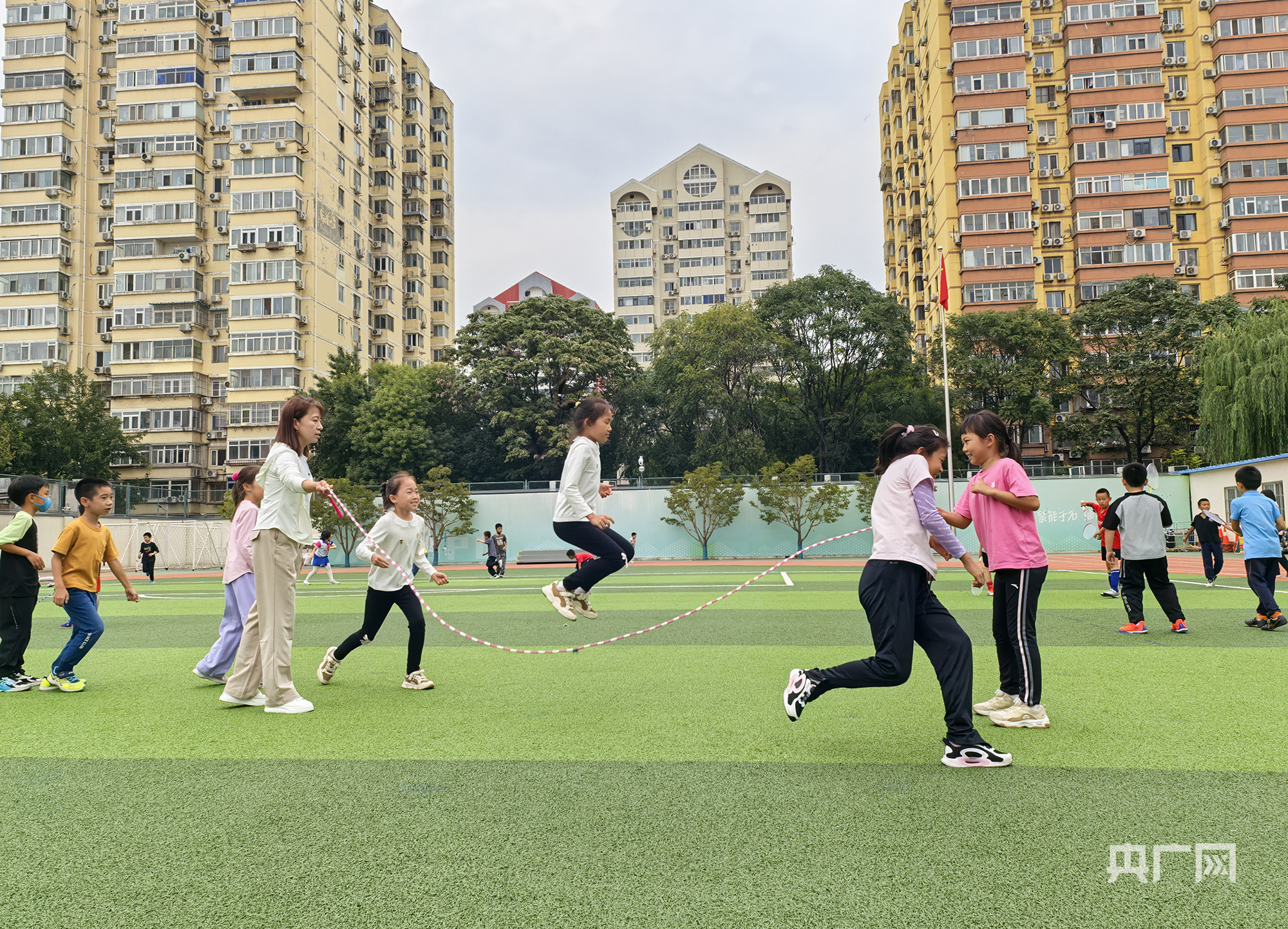 北京中小学课间安排优化“满月” 师生齐点赞：“更喜欢现在的课间”(图2)