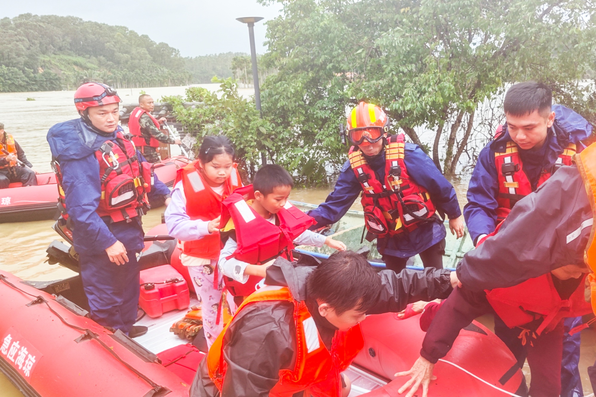 海南消防调派292名消防指战员驰援琼海