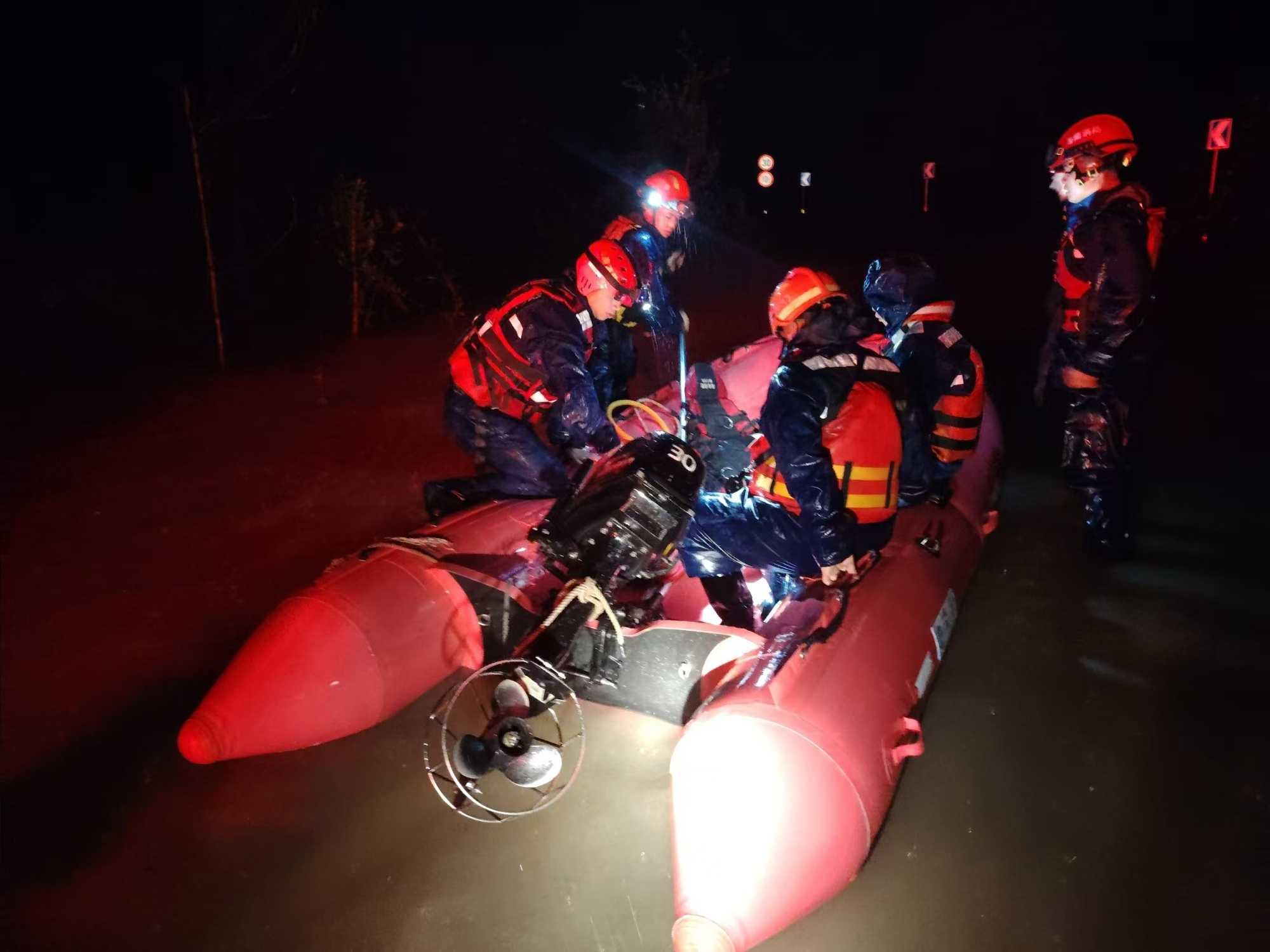 甲子派出所民警暴风雨中救援被困群众