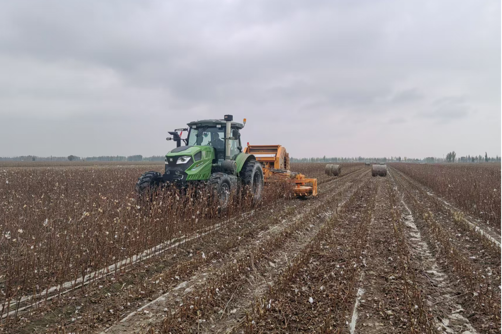沙湾:棉花秸秆打捆机实现经济与生态"双赢"