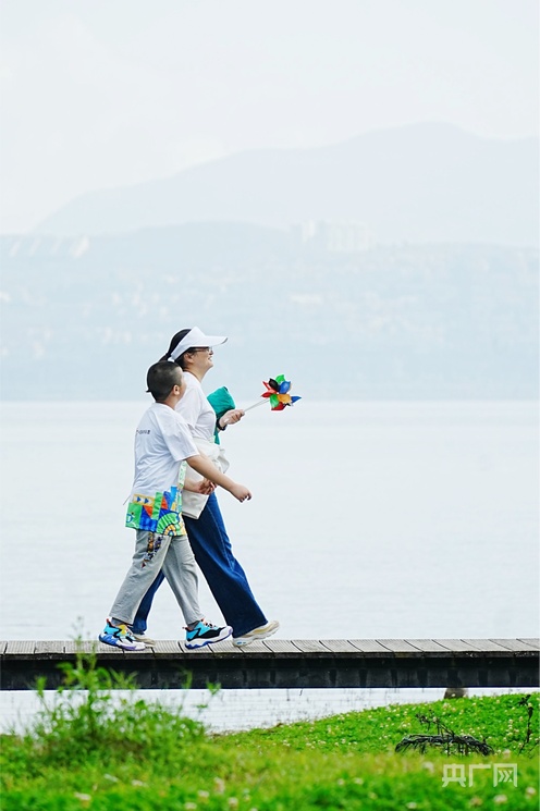 乐走大理 健身徒步大会在洱海浪漫开走